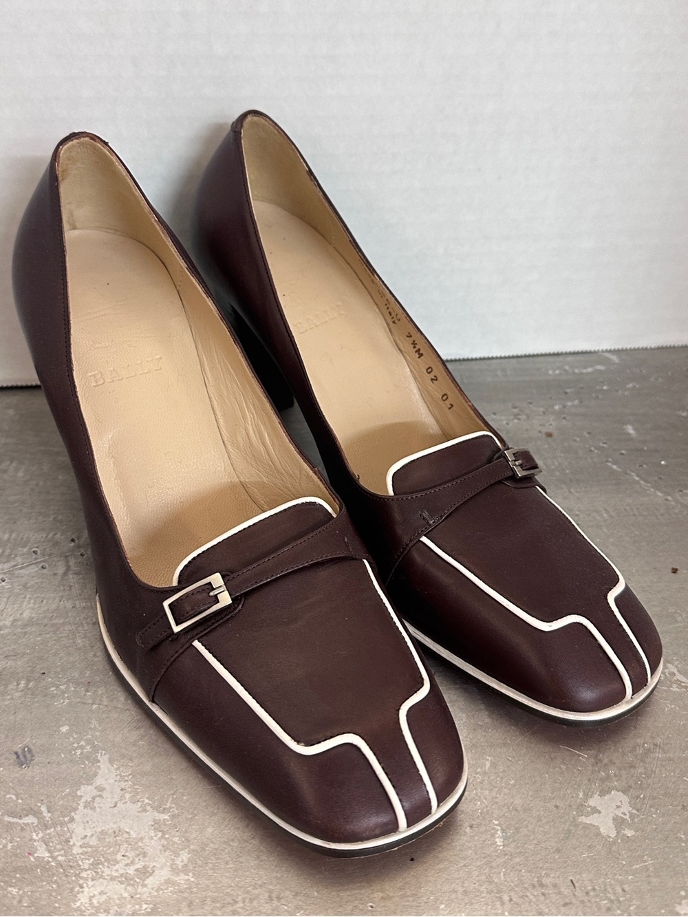 Bally Dark Brown Leather Pumps with White Piping
